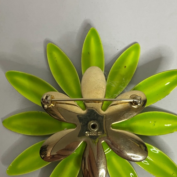 HP 💕 sixties mod chartreuse lime green metallic daisy broach w gold center pin! - Picture 10 of 14